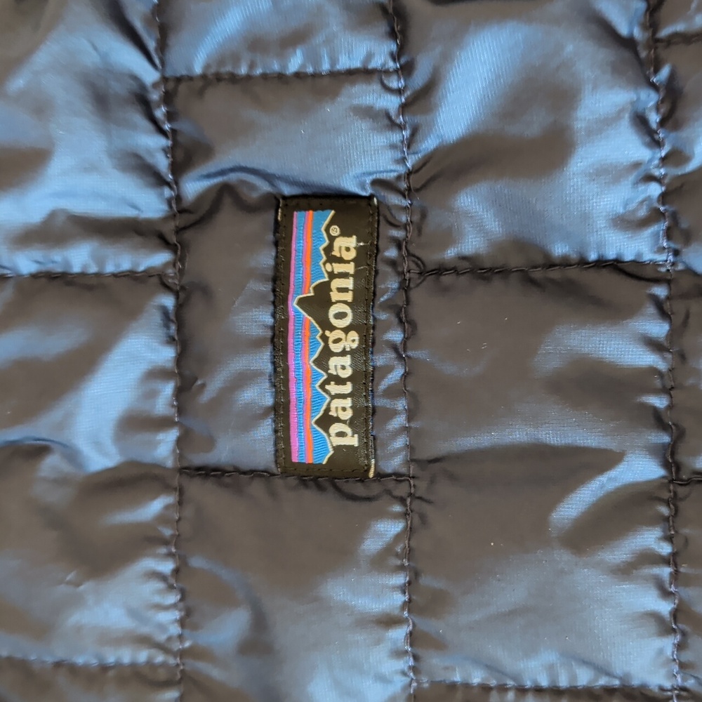 Patagonia Women's Navy Puffer Vest Size Large EUC